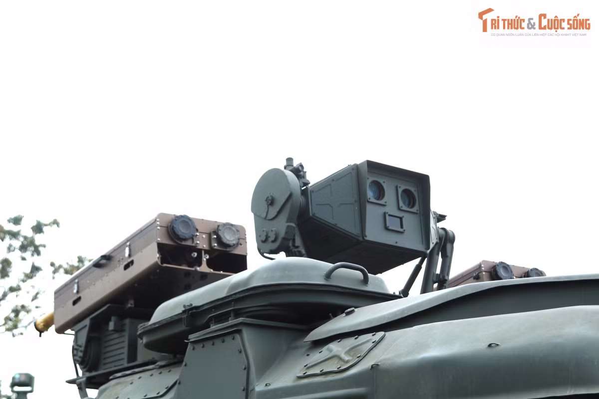 Tổ hợp ZSU23-4 với hệ thống điều khiển hỏa lực sử dụng khí tài quang điện tử do trong nước tự sản xuất có thể đưa vào huấn luyện và sẵn sàng chiến đấu trong đơn vị thuộc Quân chủng Phòng không-Không quân nhờ giao diện sử dụng tiếng Việt, các nút điều khiển đơn giản hơn so với tổ hợp Zsu 23-4 nguyên bản nên việc huấn luyện cho kíp chiến đấu nắm bắt thao tác sử dụng khá thuận lợi.