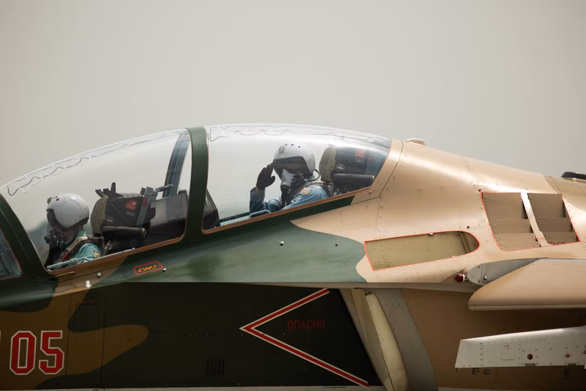Một trong mẫu máy bay phản lực quân sự hiện đại tham gia nhiệm vụ A80 là biên đội Yak-130 thuộc Trung đoàn 940, Trường Sĩ quan Không quân. Trong số đó, sáu chiếc Yak-130 sẽ thực hiện các bài bay chính thức, hai chiếc giữ vai trò dự bị. Ảnh: Thiên Anh.