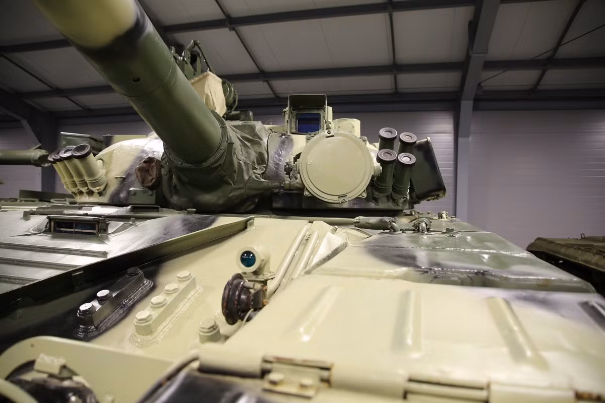 Trước khi T-64 ra đời, xe tăng trên khắp thế giới phần lớn vẫn đang bám sát khuôn khổ thiết kế của Thế chiến II. M60 của Mỹ, Chieftain của Anh và AMX-30 của Pháp đều không thể thoát khỏi lối mòn tư duy truyền thống. Nhưng các kỹ sư Liên Xô đã phá vỡ tình trạng này bằng ba công nghệ đột phá.