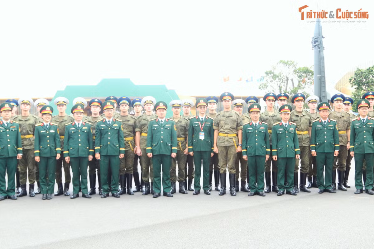 Các quân nhân Nga chụp ảnh lưu niệm cùng các