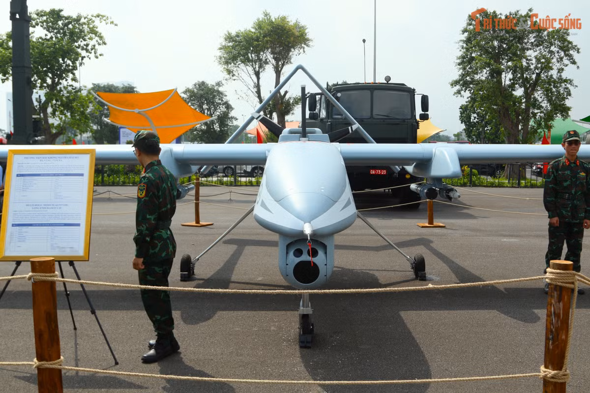  Theo thông số được Bộ Quốc phòng công bố, đây là UAV có tên mã VU MALE - cấp chiến lược thực hiện nhiệm vụ như trinh sát, chỉ thị mục tiêu theo thời gian thực, trinh sát điện tử, chuyển tiếp thông tin, tấn công mục tiêu nhờ khả năng mang đa tải.