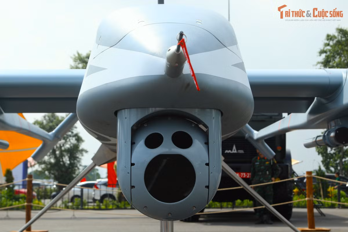 Cận cảnh khối quang điện của VU MALE. Với hệ thống quang ảnh nhiệt giúp UAV có thể theo dõi, giám sát các mục tiêu bất kể ngày, đêm.