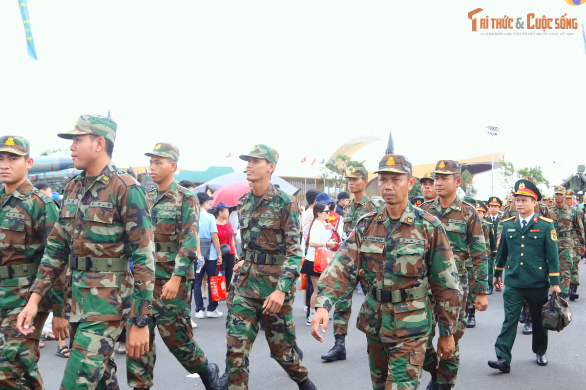Đoàn Quân đội Hoàng gia Campuchia gồm 120 quân nhân.