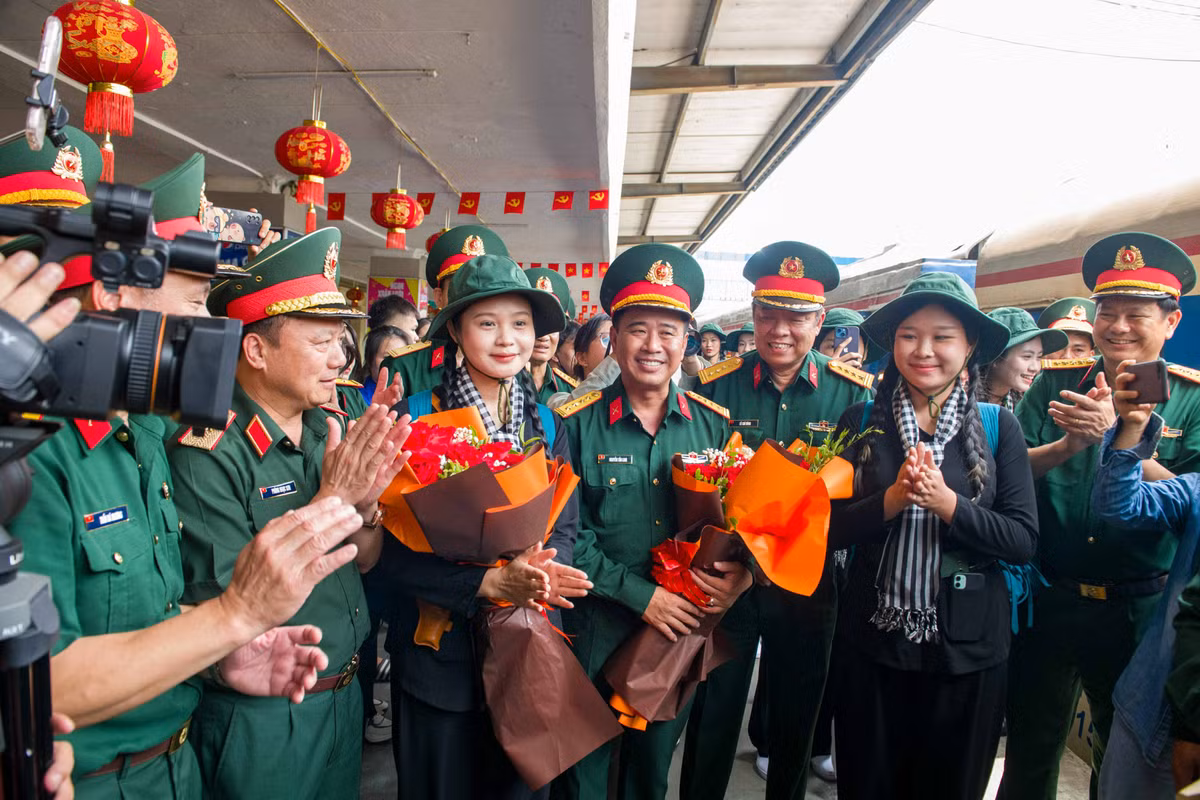 Ngay từ sáng 6/6, đông đảo cựu chiến binh, người dân, sinh viên tình nguyện tay cầm cờ và hoa đã có mặt tại Ga Hà Nội chào đón các cán bộ, chiến sĩ từ miền Nam đến Thủ đô. Ảnh: Đình Vĩnh