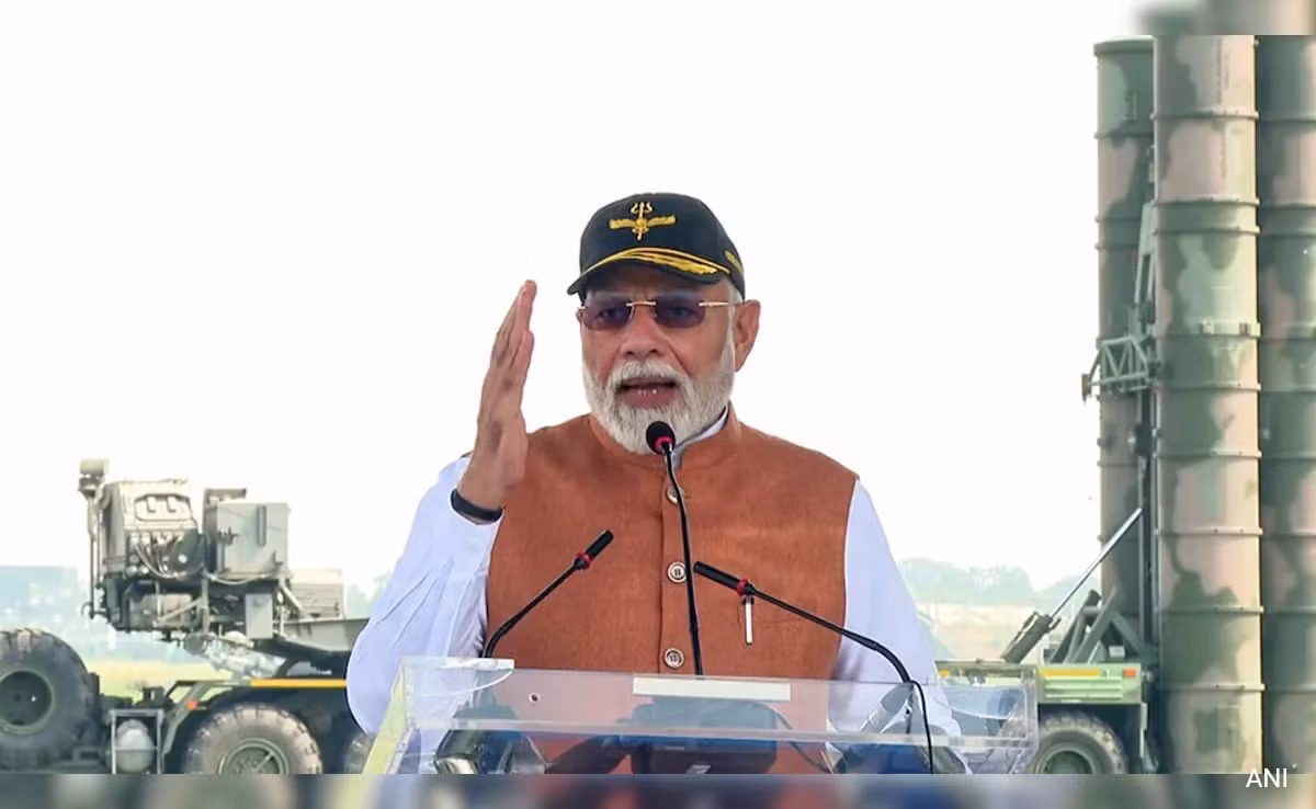 h8rjv80o-pm-modi-adampur-air-bas.jpg