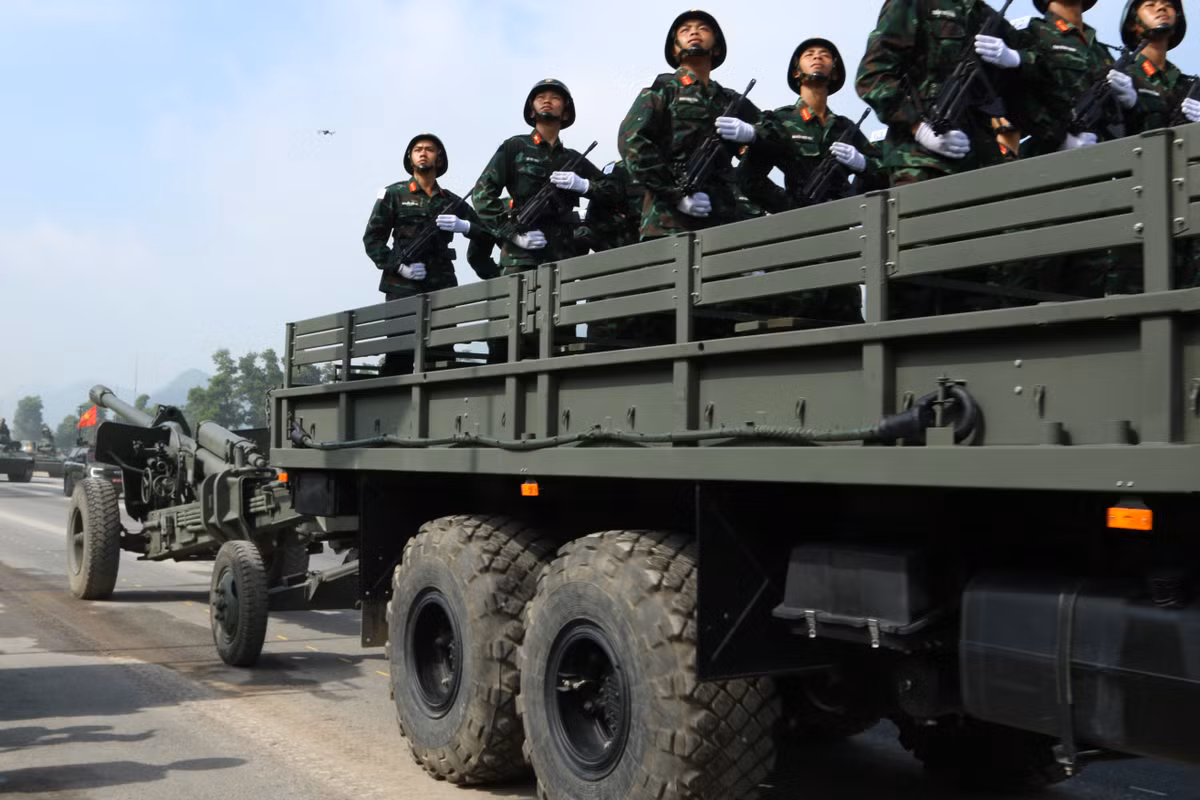 Lựu pháo 152mm D-20 được kéo bởi xe đặc chủng Kamaz.