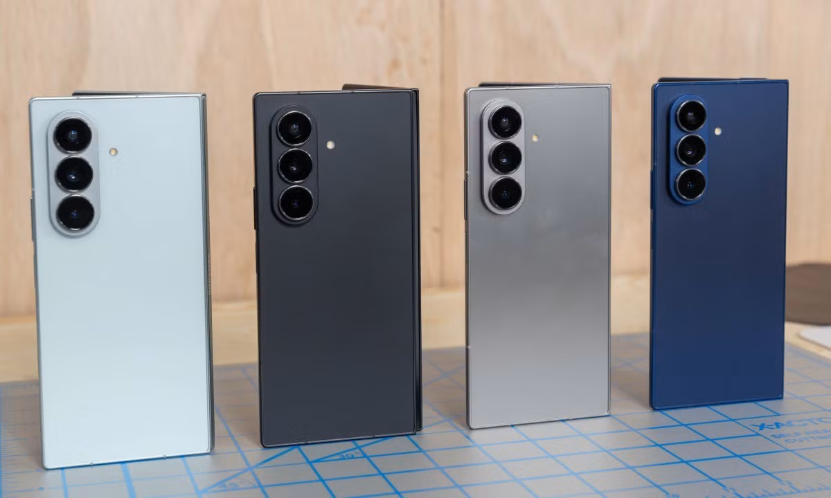Smartphone gập Galaxy Z Fold7 vừa ra mắt trong sự kiện Samsung Unpacked tại New York ngày 9/7. Sản phẩm giữ ngôn ngữ thiết kế vuông vắn của thế hệ trước nhưng được làm mỏng và nhẹ hơn, cho cảm giác sử dụng tương tự điện thoại dạng thanh khi gập. Máy có bốn màu là xám, xanh navy, đen và màu đặc biệt xanh mint chỉ bán trên website của hãng.
