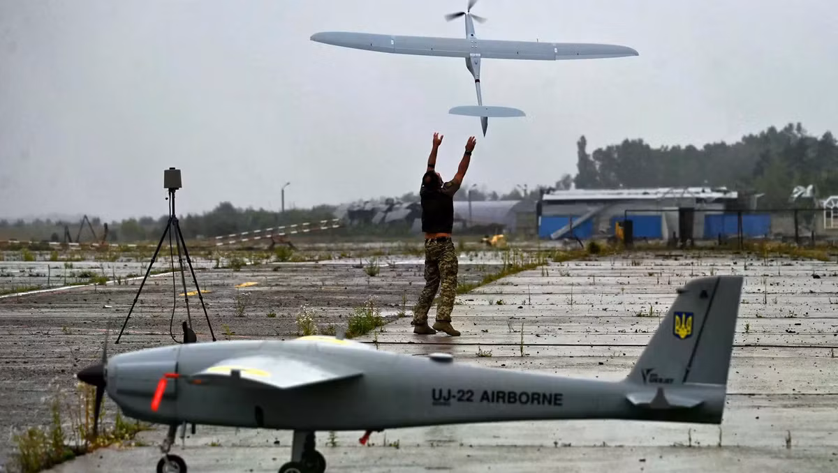 Việc mất dần “mắt thần” UAV đặt Quân đội Ukraine vào tình thế khó khăn. Pháo binh, lực lượng vốn phụ thuộc rất lớn vào dữ liệu trinh sát từ UAV để điều chỉnh tọa độ bắn sẽ mất đi độ chính xác. Khả năng phát hiện và cảnh báo sớm các đợt tập kết quân của Nga cũng bị hạn chế.