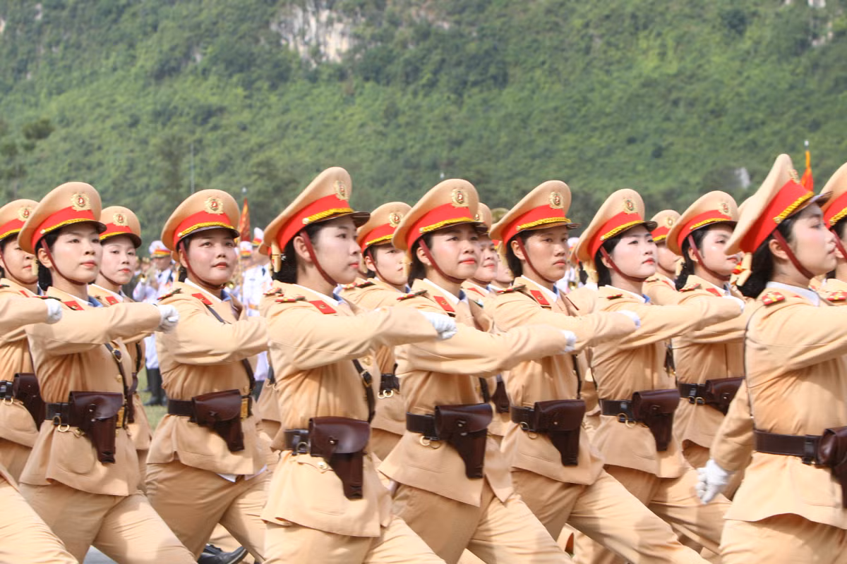 Khối Nữ Sĩ quan cảnh sát giao thông - đại diện lực lượng chức năng có nhiệm vụ bảo đảm an toàn giao thông cho nhân dân.