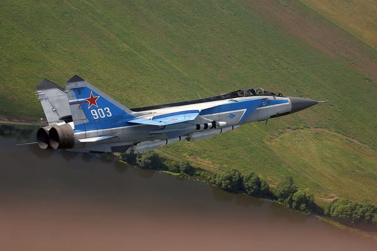 Tổng trọng lượng của MiG-31 là 41.000 kg, so với 36.720 kg của MiG-25. MiG-31 được trang bị hai động cơ Soloviev D-30F6 với lực đẩy khô 93 kN và 152 kN khi sử dụng buồng đốt phụ; so với hai động cơ Tumansky R-15B-300 của MiG-25 với lực đẩy khô 73,5 kN và 100,1 kN khi sử dụng buồng đốt phụ.
