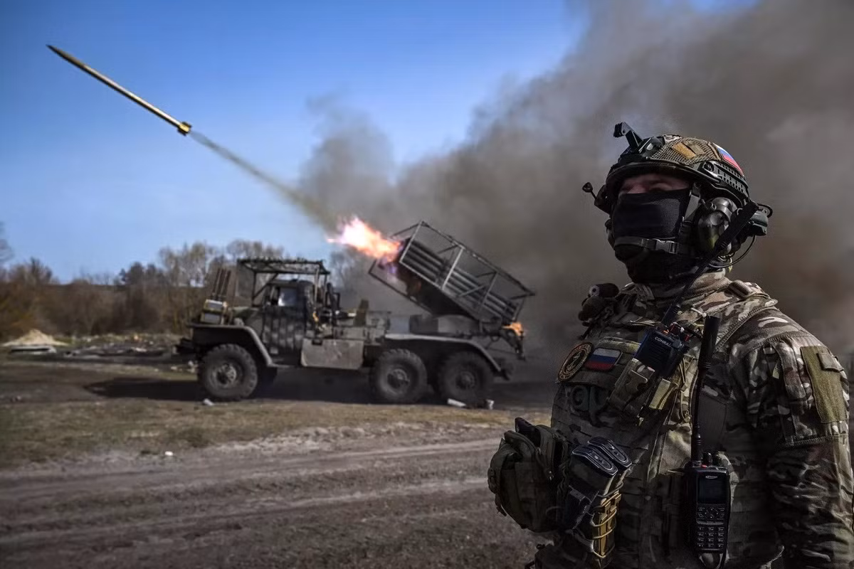 Binh sĩ Nga khai hỏa pháo phản lực đa nòng BM-21 Grad về phía các vị trí của Ukraine. Ảnh: Sputnik