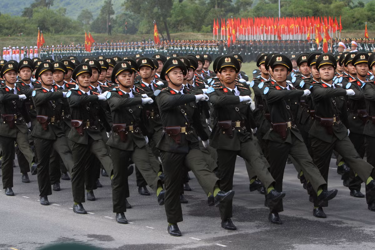 Các khối Công an nhân dân lần lượt tiến qua lễ đài.