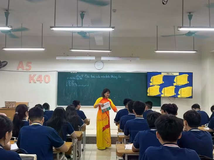 Ước tính của Bộ GD&amp;ĐT, sau sắp xếp, tinh gọn mạng lưới cơ sở giáo dục phổ thông, khoảng 32.652 cán bộ quản lý dôi dư sẽ được bố trí chuyển sang làm giáo viên trực tiếp giảng dạy. Ảnh: HB