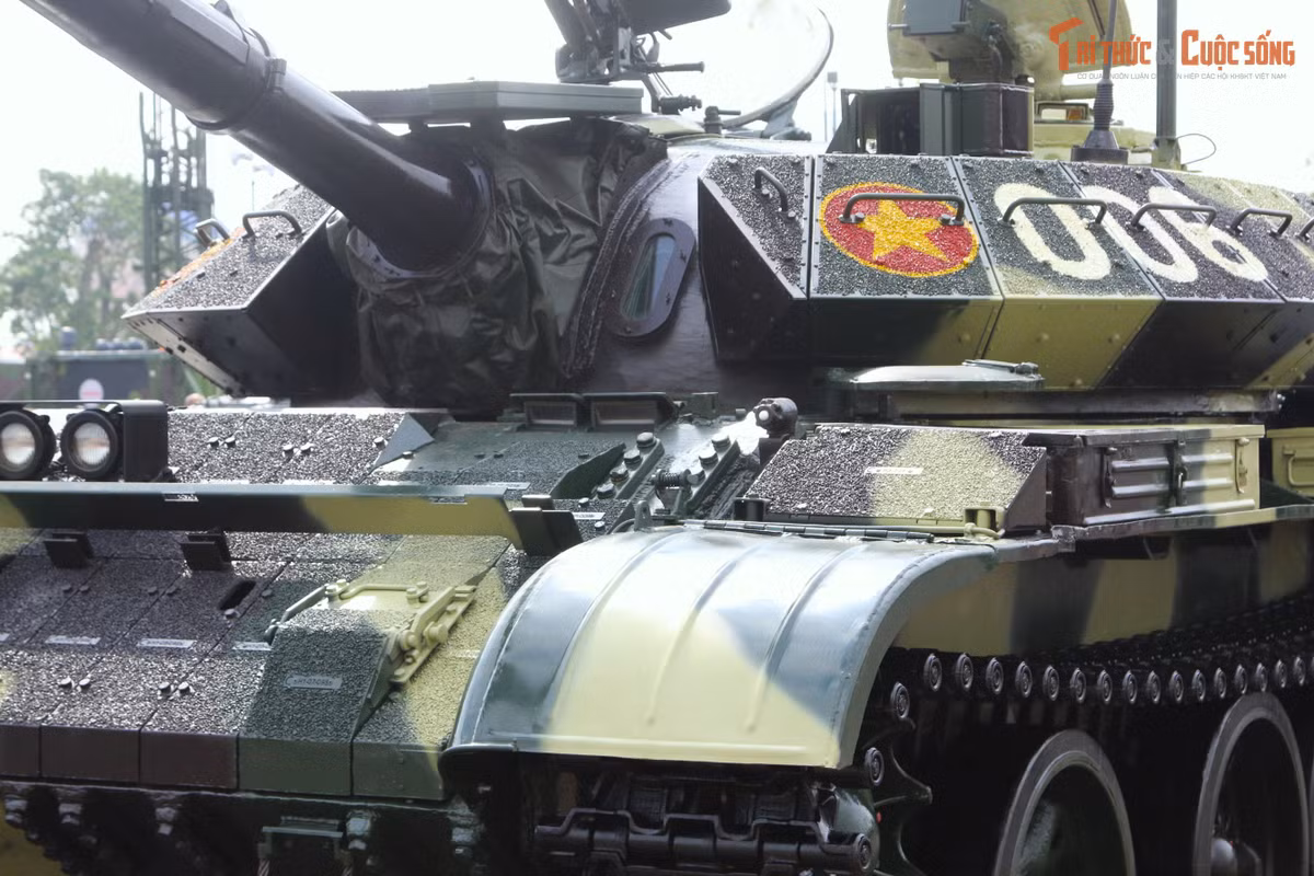 Bên cạnh việc nâng cấp hệ thống vũ khí, xe tăng T-54B còn được nâng cấp đáng kể hệ thống phòng vệ thông qua việc tích hợp giáp phản ứng nổ ATV-54 xung quanh thân xe cũng như tháp pháo.