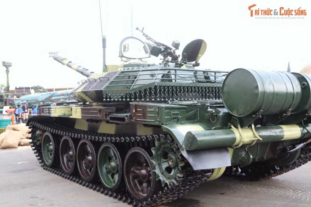 Theo bảng giới thiệu của Binh chủng Tăng thiết giáp tại triểm lãm, T-54B cải tiến là dòng xe tăng hạng trung. So với nguyên bản T-54, xe được bổ sung hệ thống quang học hiện đại, động cơ mạnh mẽ hơn và giáp cải tiến, T-54B cải tiến đáp ứng tốt yêu cầu tác chiến trong điều kiện chiến tranh công nghệ cao.