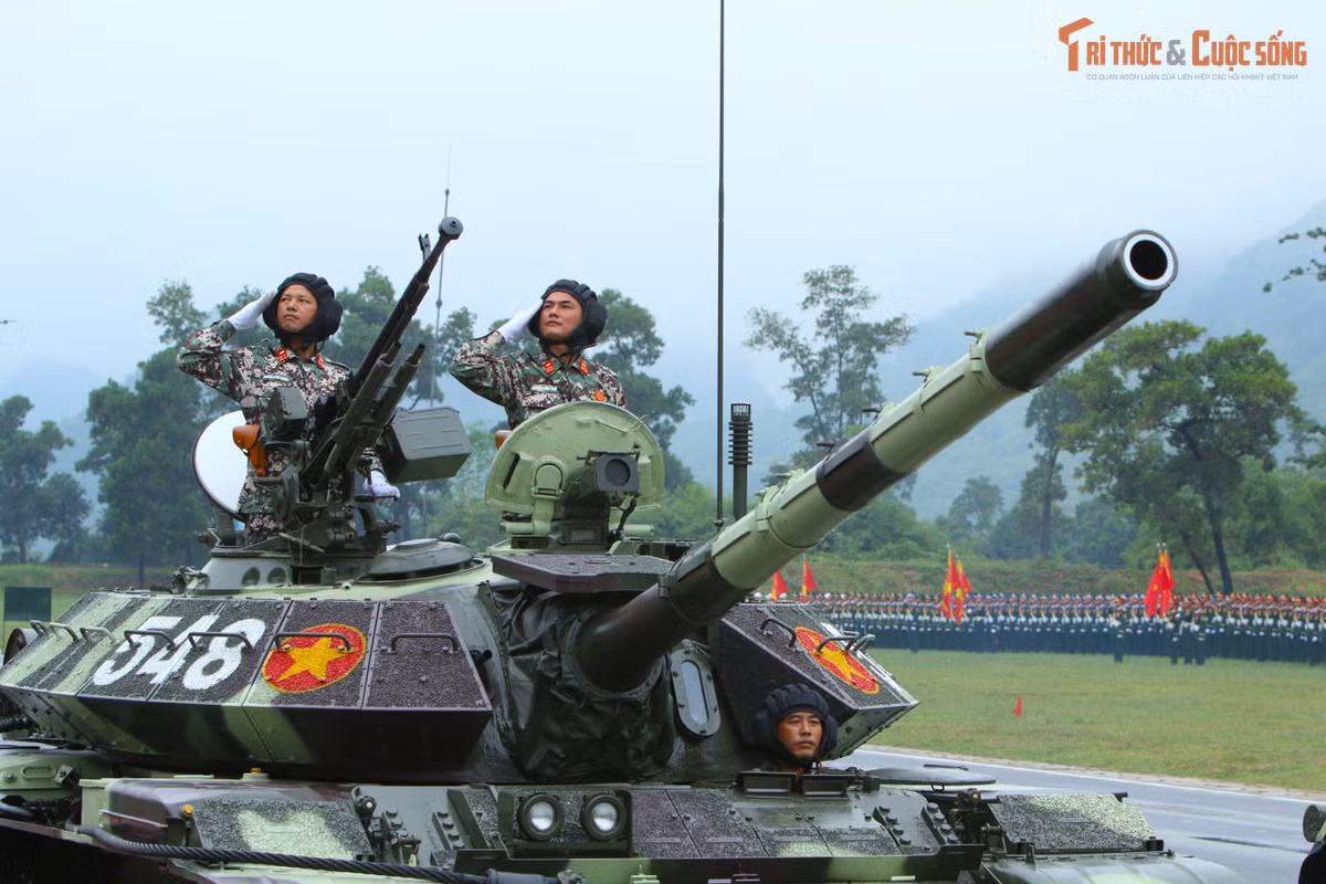 T-54B là phiên cải tiến từ dòng xe tăng T-54/T-55 hiện có trong biên chế Quân đội nhân dân Việt Nam. Điều đặc biệt quá trình nâng cấp T-54B được chính ngành công nghiệp quốc phòng Việt Nam thực hiện. Có thể nói T-54B cải tiến là biểu tượng sức mạnh của lực lượng tăng thiết giáp Việt Nam trong giai đoạn tiến thẳng lên hiện đại.