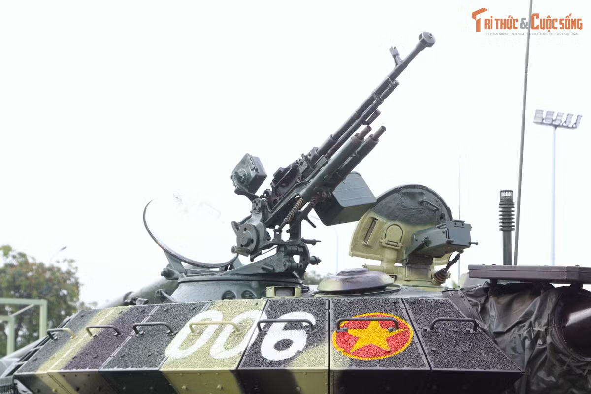 Ngoài pháo chính, xe tăng còn được trang bị súng máy đồng trục 7,62mm và súng máy phòng không 12,7mm.