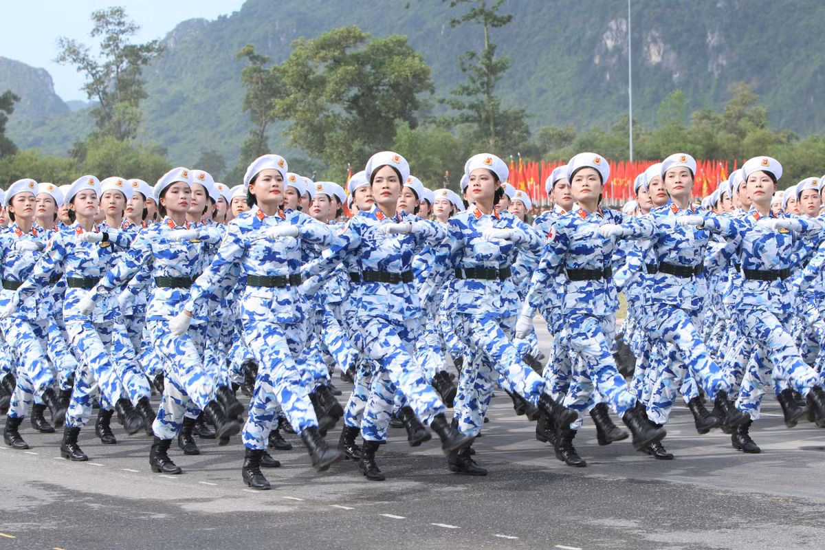 Khối nữ sĩ quan Quân y với bộ quân phục đặc trưng, mũ nồi trắng, đồ rằn ri trắng xanh. Đội ngũ nữ sĩ quan Quân y luôn khắc ghi lời Chủ tịch Hồ Chí Minh dạy: "Người thầy thuốc giỏi đồng thời phải là người mẹ hiền".