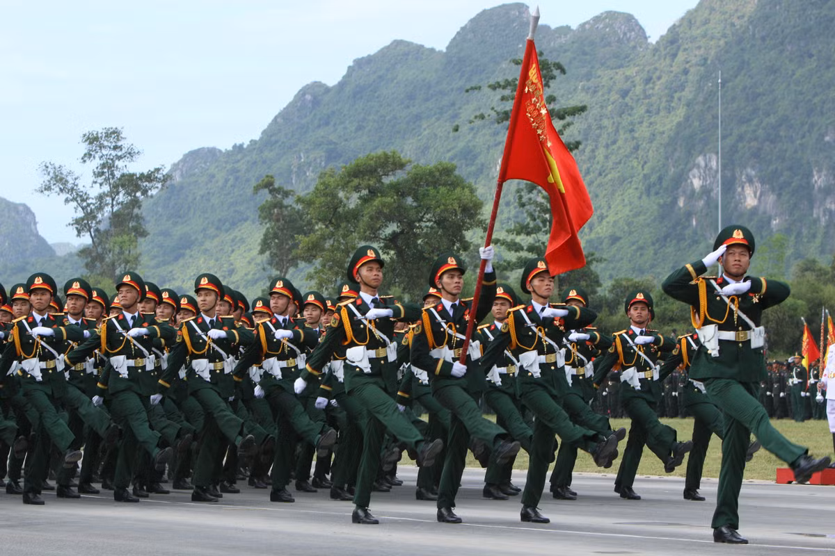 Khối sĩ quan Lục quân tiến qua lễ đài.