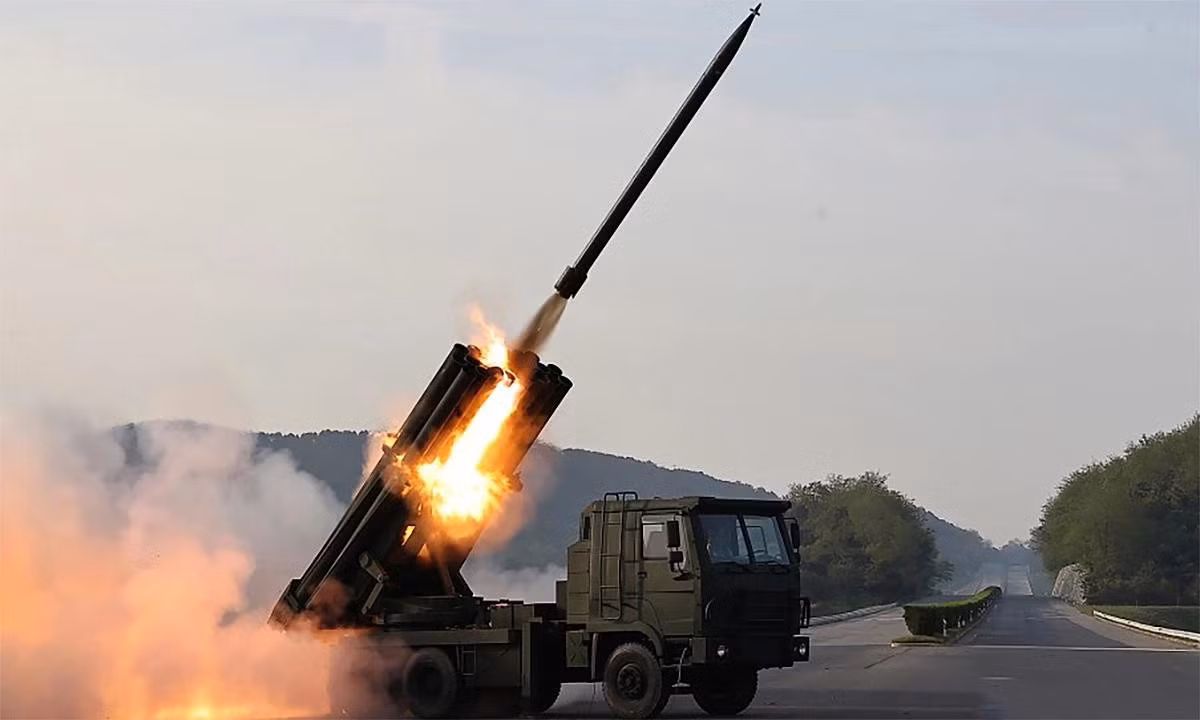 Hơn thế nữa, cuộc tấn công nhắm vào hệ thống M-1991 cho thấy Ukraine đang theo đuổi một chủ trương rõ ràng là ưu tiên loại bỏ các tổ hợp pháo phản lực hạng nặng của đối phương. Đây là những vũ khí có sức hủy diệt lớn, tạo ra mối đe dọa nghiêm trọng đối với cả các tuyến phòng thủ tiền phương lẫn khu vực hậu phương của Ukraine.