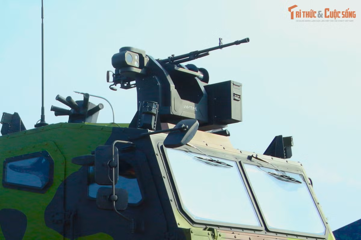 Hệ thống vũ khí thứ 2 trên pháo tự hành 152 mm là tổ hợp súng phòng không tự động 12,7 mm. Tổ hợp này được đặt ngay trên nóc khoang chiến đấu và được tích hợp khối quang điện tử cho phép tác chiến ngày và đêm.