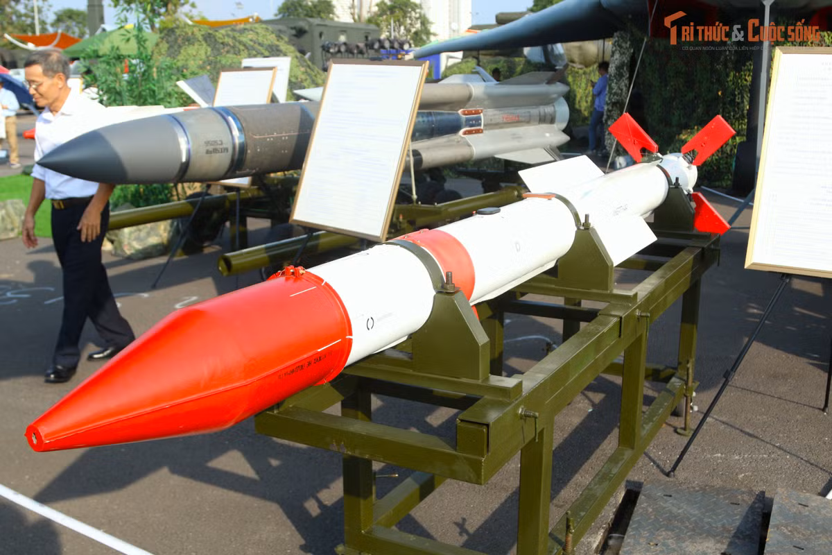 Tên lửa không đối không RVV-AE được thiết kế để tiêu diệt các mục tiêu trên không, trong đó có các máy bay tiêm kích, cường kích cơ động cao. Tên lửa có thể hoạt động hiệu quả ngày cũng như đêm, trong điều kiện thời tiết đơn giản và phức tạp. RVV-AE có trọng lượng 173 kg, phần chiến đấu nặng 22,5 kg, dài 3,6 m, đường kính 0,2 m. Tên lửa này có cự ly phóng cực đại là 50 km.