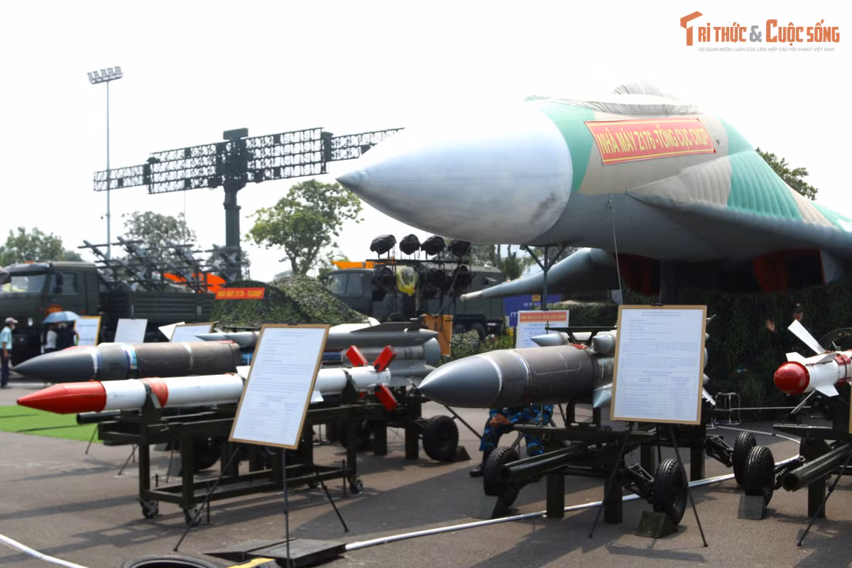Mô hình Su-30MK2 do Nhà máy Z176, Tổng cục Công nghiệp Quốc phòng chế tạo có nhiệm vụ ngụy trang, đánh lừa các biện pháp trinh sát của đối phương từ trên không, kể cả trinh sát điện tử.