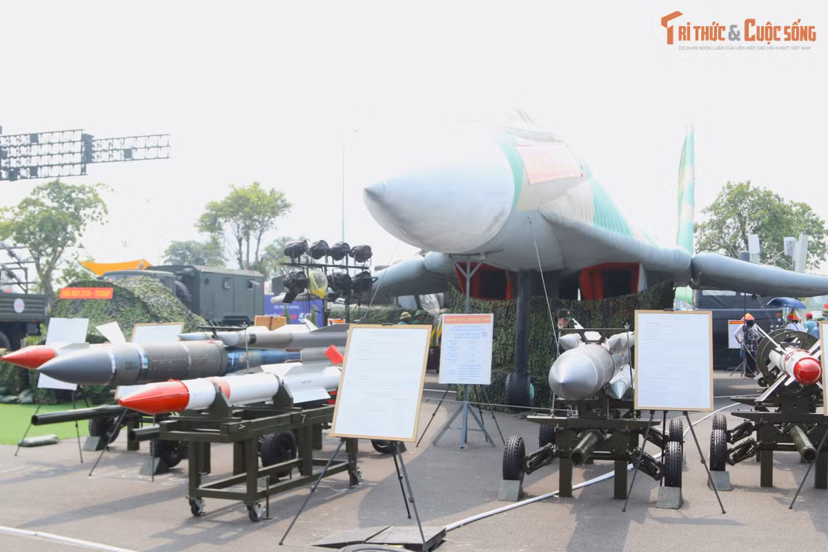 Trong khu vực trưng bày ngoài trời của Bộ Quốc phòng tại Triển lãm 80 năm thành tựu đất nước có một mô hình ngụy trang mô phỏng tiêm kích Su-30MK2. Mô hình bơm hơi này có kích thước tương tự tiêm kích Su-30MK2 đang có trong biên chế của Không quân nhân dân Việt Nam.