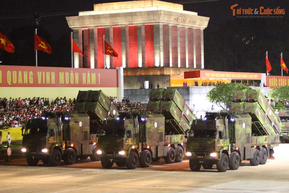Tiếp đến là tổ hợp tên lửa Trường Sơn do Tập đoàn Công nghiệp - Viễn thông Quân đội Viettel tự chủ nghiên cứu, sản xuất; bao gồm xe chỉ huy chiến đấu, xe ra đa, xe bệ phóng, xe vận chuyển và nạp tên lửa; có nhiệm vụ quan sát mặt biển, thu thập, xử lý thông tin, chỉ thị mục tiêu; lựa chọn mục tiêu cần tiêu diệt và thực hiện đòn đánh tên lửa.