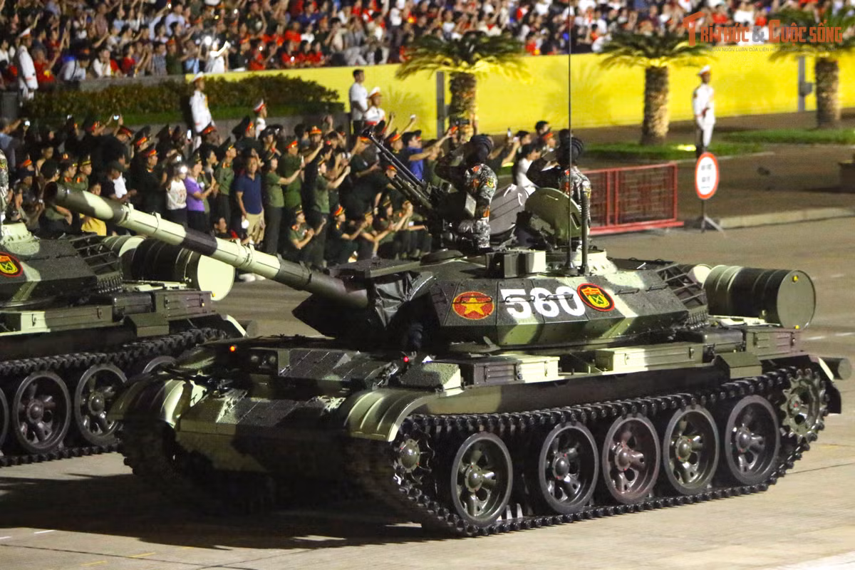 Đặc biệt phiên bản T-54B cải tiến thông minh cùng với sự điều khiển thành thạo của các thành viên xe, thực sự là loại vũ khí chiến đấu mang lại hiệu suất cao trên mọi chiến trường.
