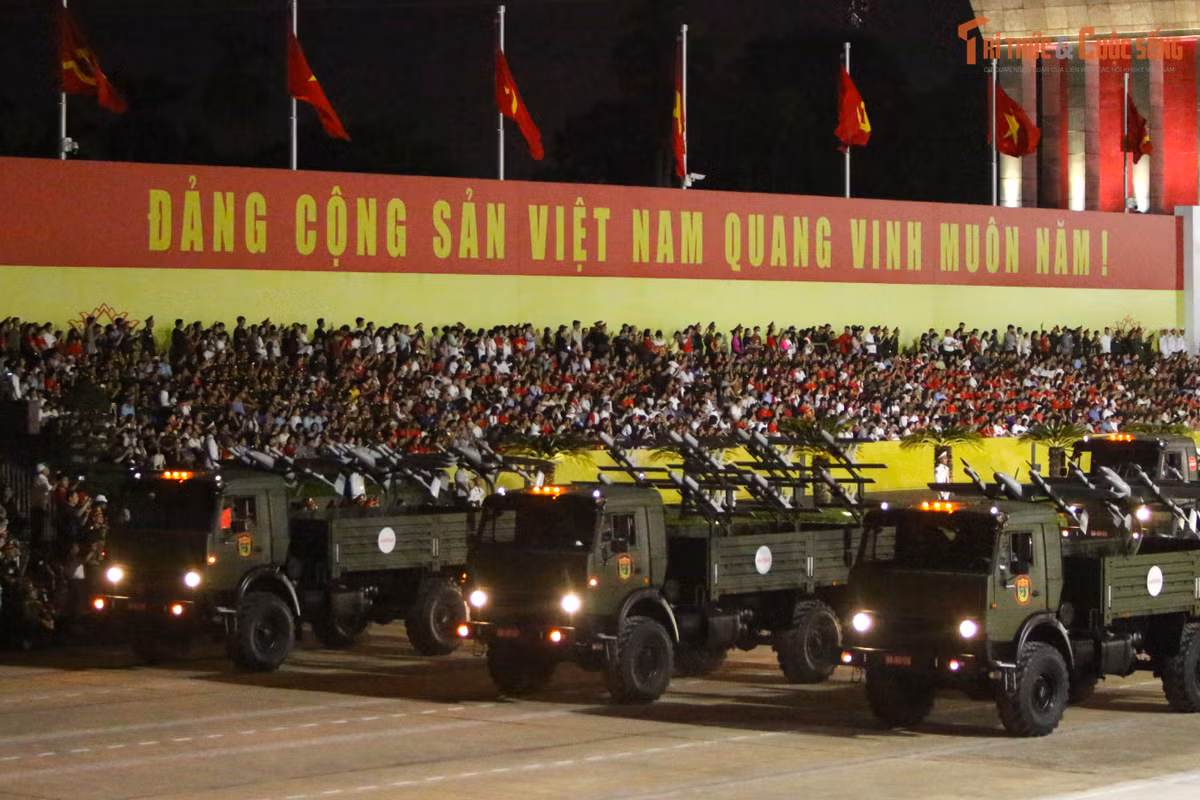 Sau cùng là Tổ hợp phương tiện bay không người lái do Viettel nghiên cứu sản xuất, gồm các UAV trinh sát phát hiện, nhận dạng mục tiêu với độ chính xác cao cả ngày lẫn đêm, cùng các UAV chiến đấu cấp chiến thuật có khả năng tấn công hiệu quả các mục tiêu mặt đất.