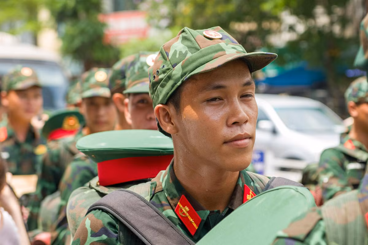 Chiến sỹ trẻ phấn khởi, háo hức khi đến ga Hà Nội. Ảnh: Đình Vĩnh