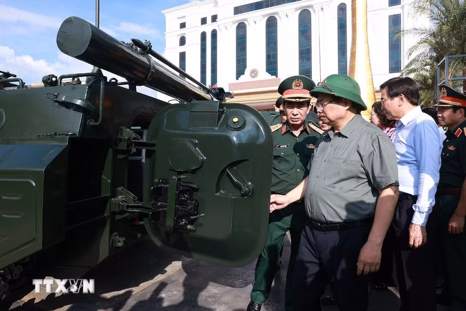 Thủ tướng Phạm Minh Chính tham quan sản phẩm Công nghiệp quốc phòng. Ảnh: Dương Giang/TTXVN