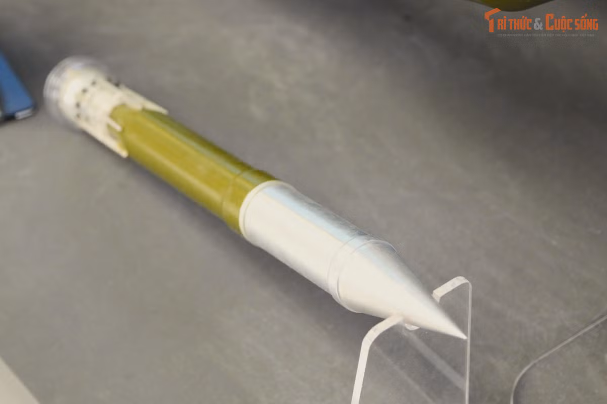 Tuy nhiên, với THCT-105TM2, đầu đạn mồi bẫy sẽ phóng đến trước khiến xe tăng của đối phương kích hoạt hệ thống phòng ngự chủ động, phóng ra đầu đạn để phá hủy nó, khoảng 0,15 giây sau, đầu đạn chính mới bắn đến. Trong ảnh là đạn bẫy mồi của THCT-105TM2.