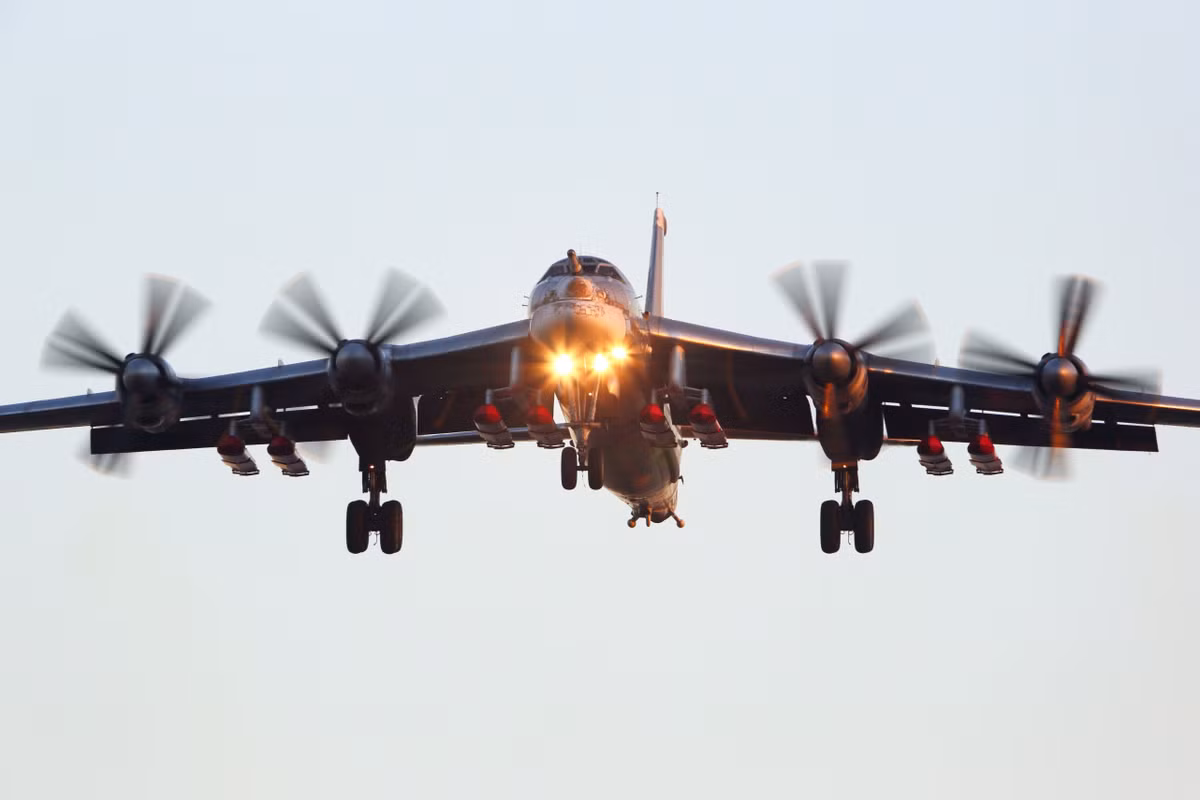 So với các dòng máy bay ném bom phổ biến trên thế giới hiện nay, Tu-95 là dòng máy bay duy nhất còn sử dụng động cơ cánh quạt. Với bốn động cơ turboprop Kuznetsov NK-12MPM, loại động cơ mạnh nhất thế giới hiện nay, Tu-95 có tốc độ hành trình khoảng 920km/h.