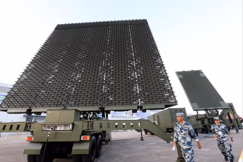 Một số chuyên gia quốc phòng cho rằng, khi kết hợp với các hệ thống radar chống tàng hình như JY-27A và vệ tinh giám sát quỹ đạo thấp, tàu bay stratos có thể tạo thành một mạng lưới phát hiện đa tầng, khiến các máy bay tàng hình của Mỹ khó hoạt động mà không bị phát hiện.