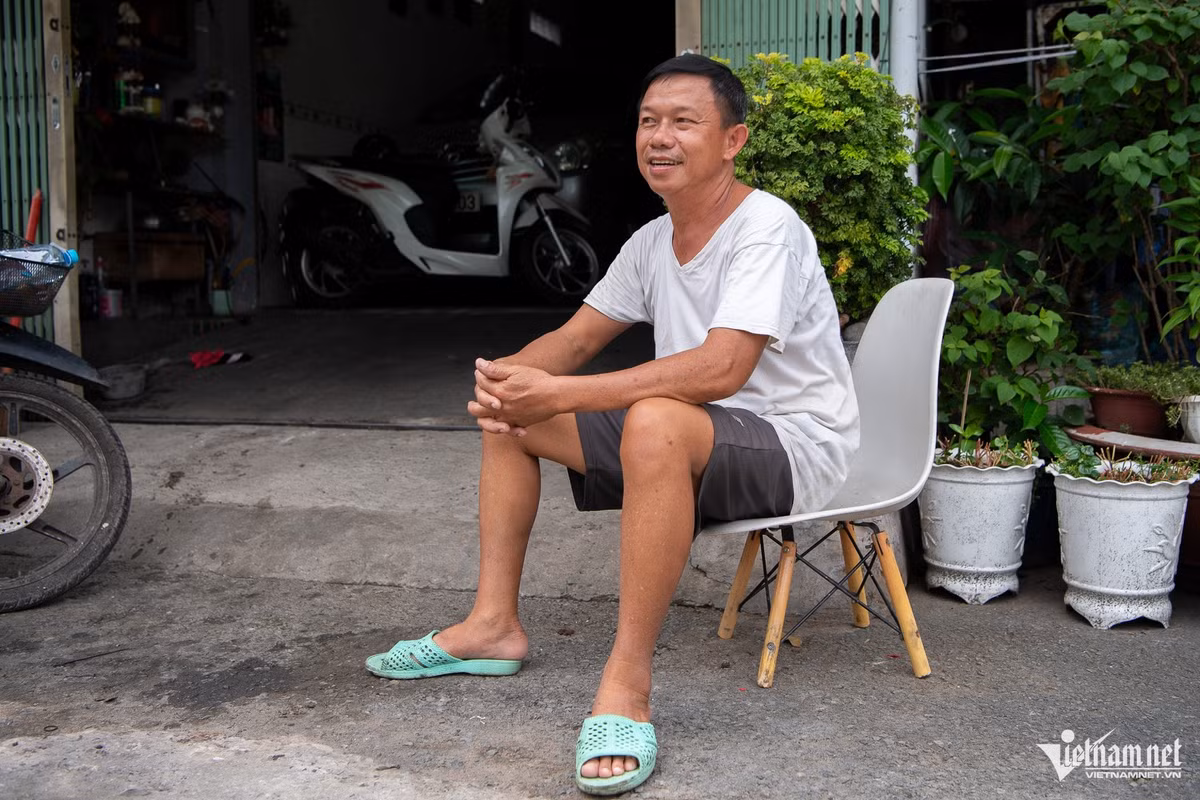 Anh Phạm Phú Quý (phường Tân Hưng) cho biết khu vực ven Ao Song Tân nhiều năm qua bị ô nhiễm do rác thải và mùi hôi, ảnh hưởng đến đời sống người dân. Anh cùng nhiều hộ dân bày tỏ sự đồng tình với chủ trương chỉnh trang khu vực, kỳ vọng dự án sớm triển khai và có chính sách bồi thường, tái định cư hợp lý cho người dân bị ảnh hưởng.
