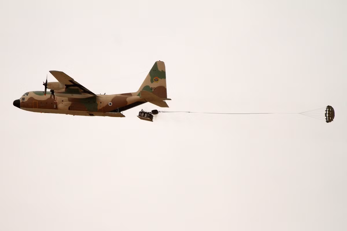 C-130 cũng có thể hỗ trợ các căn cứ phóng máy bay không người lái, hoặc thậm chí dùng để thả máy bay không người lái xuống sâu vào Iran. Khi Israel tiếp tục tháo dỡ những phần còn lại của hệ thống phòng không Iran, việc đẩy những chiếc máy bay như C-130 này vào sâu hơn nữa trong nước Iran là một khả năng lớn. Ảnh: @ The Greek Herald.