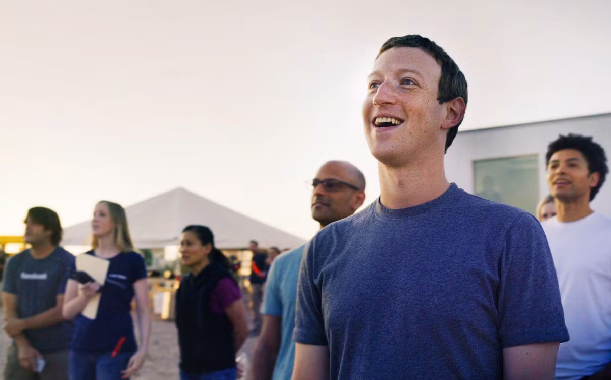 Ở những ngày đầu thành lập, Mark Zuckerberg và các cộng sự xây dựng Facebook dựa trên bộ công nghệ phổ biến gồm Linux, Apache, MySQL và PHP. Khi số lượng người dùng còn hạn chế, mỗi trường đại học tham gia mạng xã hội này gần như được gắn với một cơ sở dữ liệu riêng, giúp hệ thống quản lý thông tin hiệu quả và dễ dàng mở rộng trong giai đoạn đầu phát triển.