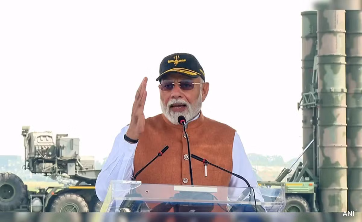 Ngày 13/5, trong chuyến thăm đến căn cứ không quân Adampur ở bang Punjab, Thủ tướng Ấn Độ Narendra Modi đã gây chú ý khi công khai ca ngợi vai trò của hệ thống phòng không S-400 “Triumf” do Nga sản xuất trong việc giúp nước này ứng phó với các đợt tấn công từ Pakistan. Đây là lần đầu tiên New Delhi xác nhận việc sử dụng S-400 trong chiến đấu thực tế.
