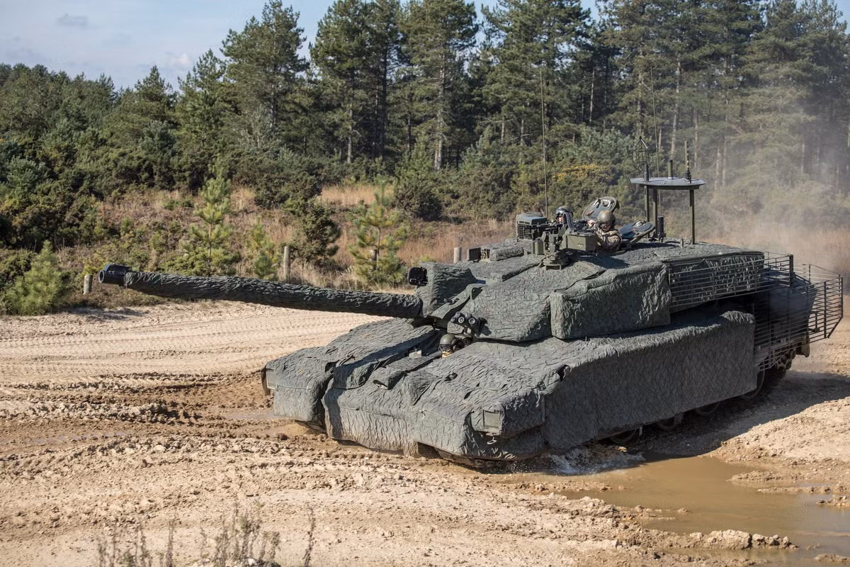 Challenger 2 TES Megatron không chỉ giữ lại những đặc điểm cốt lõi của dòng Challenger 2 mà còn tích hợp thêm các công nghệ hiện đại, giúp nó trở thành một trong những xe tăng được bảo vệ tốt nhất trong kho vũ khí của NATO. Tên gọi "Megatron" thường được sử dụng để chỉ các xe tăng được nâng cấp với gói TES, đặc biệt trong các hoạt động tại Iraq, nơi nó đã chứng minh khả năng chịu đựng trước các cuộc tấn công dữ dội.