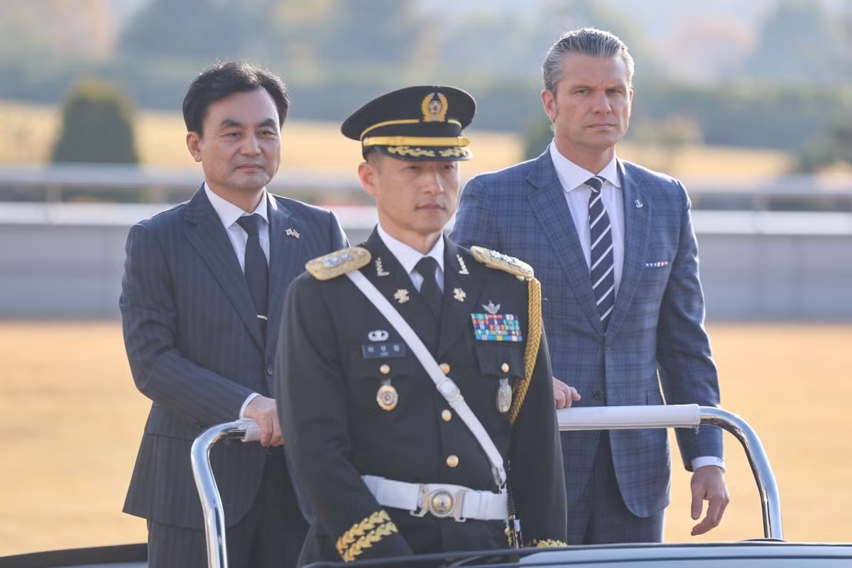 Bộ trưởng Quốc phòng Hàn Quốc Ahn Gyu Back (trái) và Bộ trưởng Chiến tranh Mỹ Pete Hegseth (phải) duyệt đội danh dự trước khi tham dự tham vấn an ninh thường niên lần thứ 57 ở Seoul, ngày 4/11/2025. Ảnh: Yonhap/TTXVN