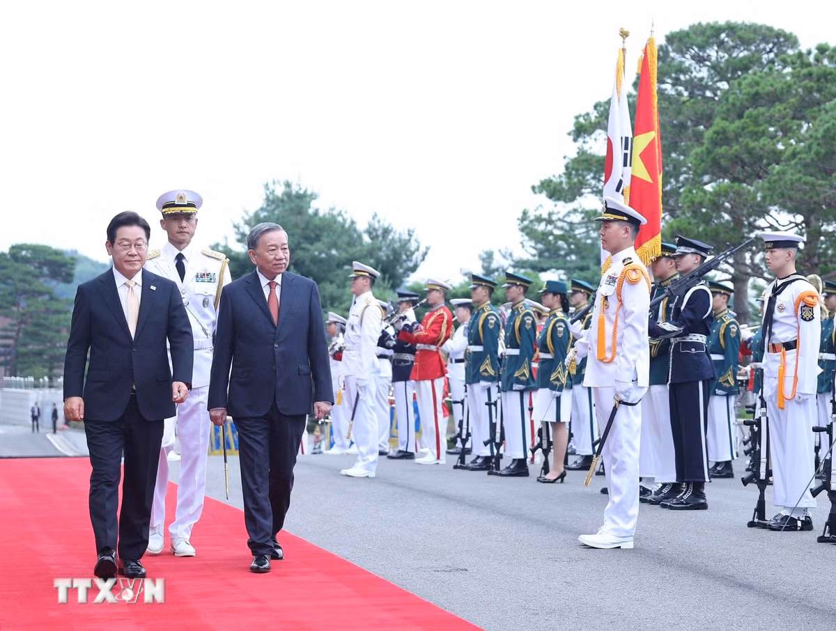 Sáng 11/8/2025, tại Phủ Tổng thống Hàn Quốc Yongsan ở Thủ đô Seoul, Tổng thống Lee Jae Myung và Phu nhân chủ trì Lễ đón Tổng Bí thư Tô Lâm và Phu nhân thăm cấp Nhà nước tới Đại Hàn Dân Quốc. (Ảnh: Thống Nhất/TTXVN)