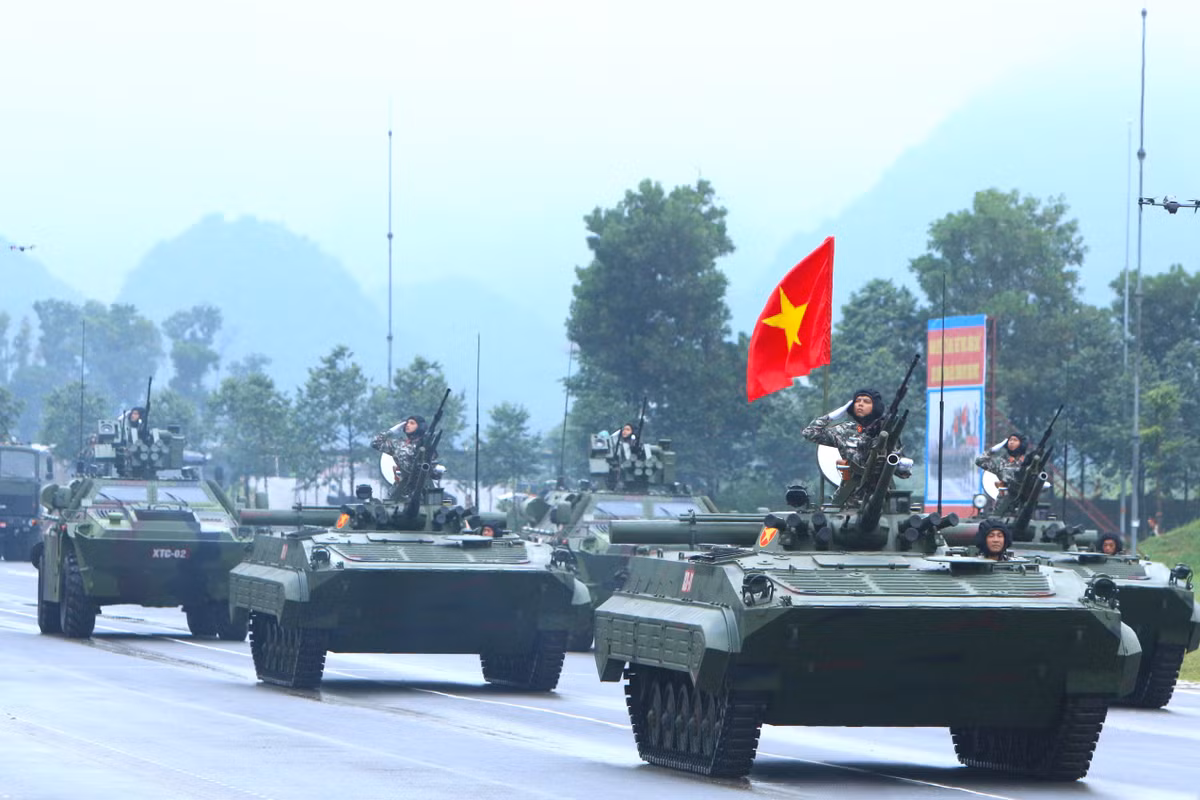 Trong khối cơ giới có có nhiều sản phẩm do nền công nghiệp quốc phòng Việt Nam nghiên cứu và chế tạo như: Tổ hợp tên lửa Trường Sơn, xe chiến đấu bộ binh XCB-01, máy bay không người lái (UAV), radar...