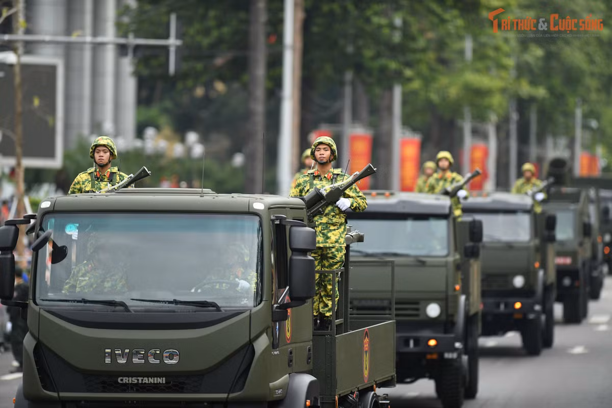 Nhiều người dân trong buổi tổng duyệt cũng tranh thủ ghi lại khoảnh khắc hiếm có bằng điện thoại, máy ảnh, bày tỏ niềm tự hào khi được chứng kiến lực lượng vũ trang và khí tài hiện đại của đất nước diễu phố ngay giữa lòng Thủ đô.