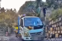 Tài xế lùi xe điêu luyện giữa dốc hẹp, thoát cú đối đầu với xe tải