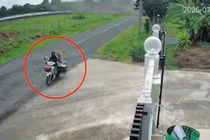Shipper đi qua vị trí bom rơi vẫn thản nhiên giao hàng