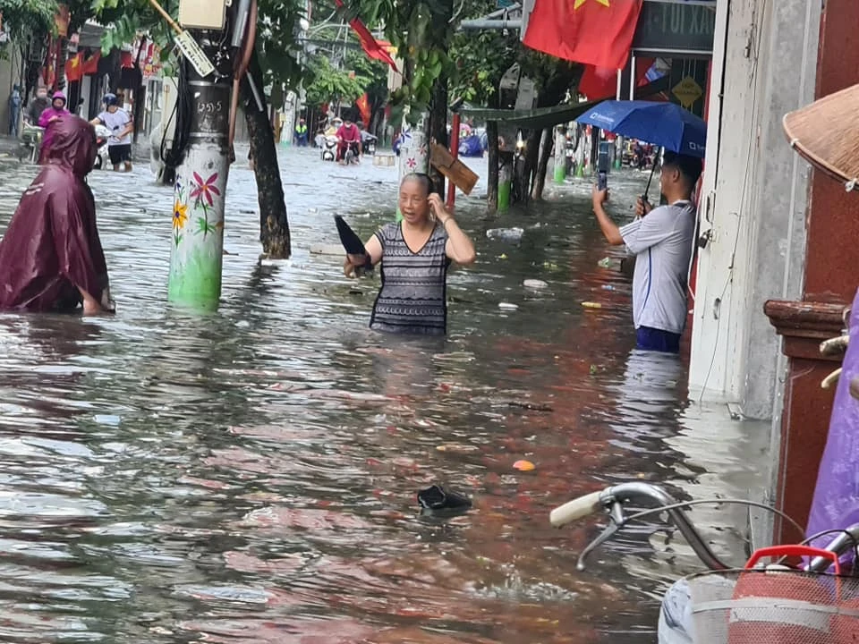 Mưa lớn tại Hải Phòng, nhiều tuyến đường ngập sâu cả mét