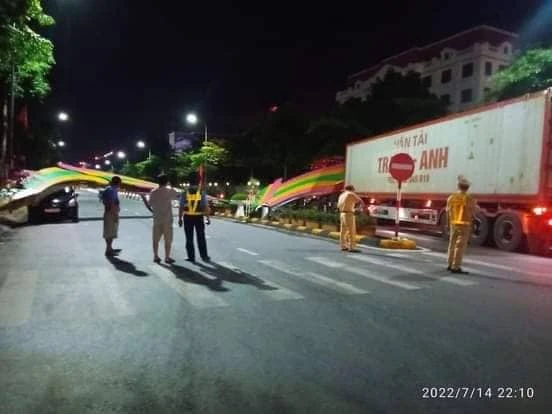 Thái Bình: Xe container đâm sập cổng chào khu vực quảng trường 14-10