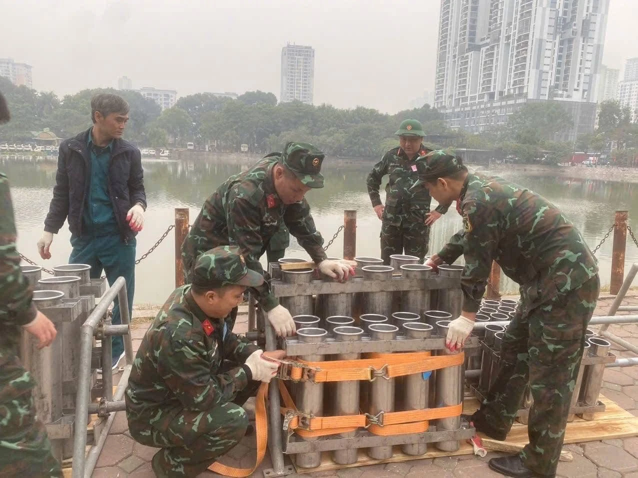 Hà Nội: Cận cảnh trận địa bắn pháo hoa đón Tết Dương lịch 2025